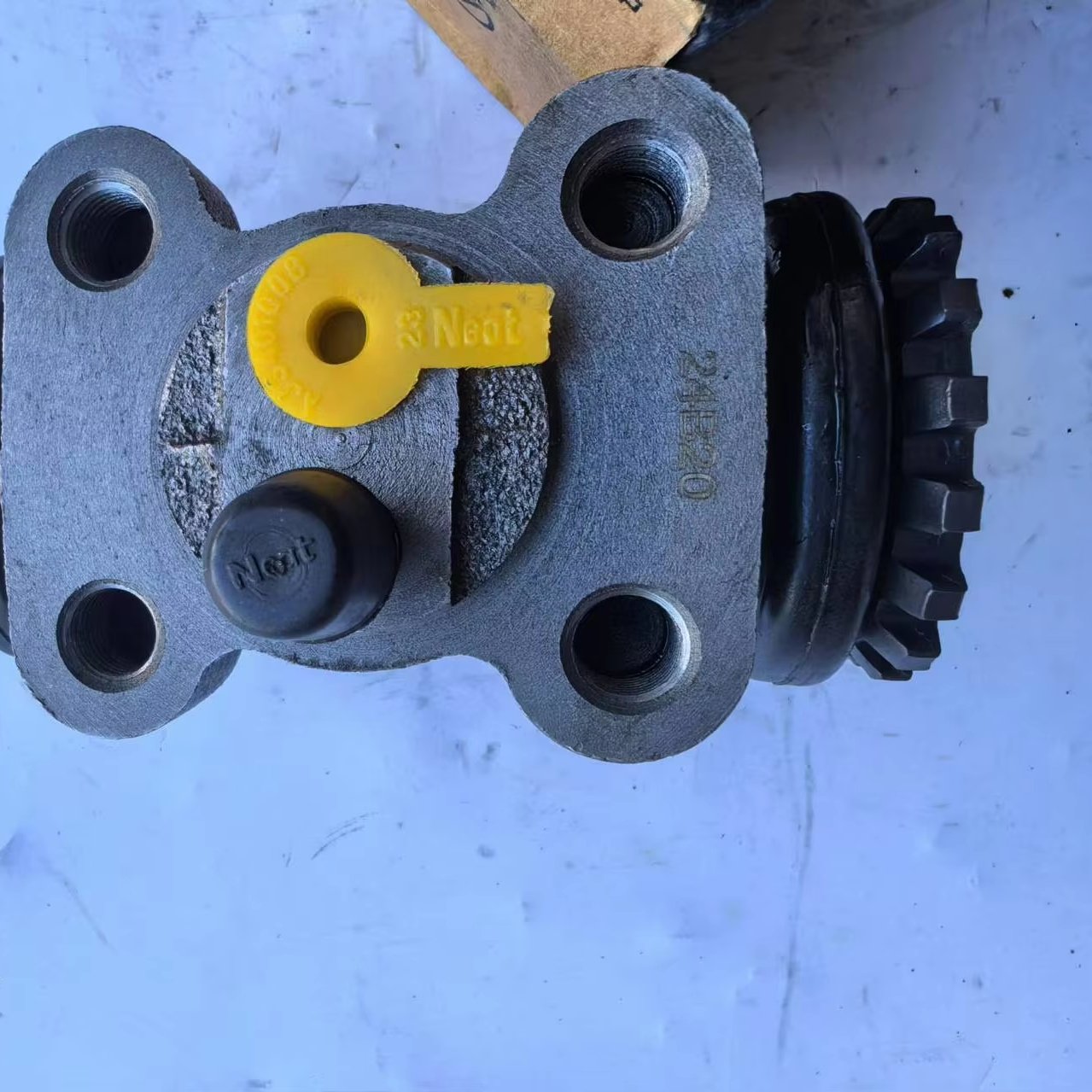 KOMP New Auto Spare Parts Brake Wheel Cylinder for ISUZU NPR ELF Models 8-97139-818-0 and 8-97022-030-1
